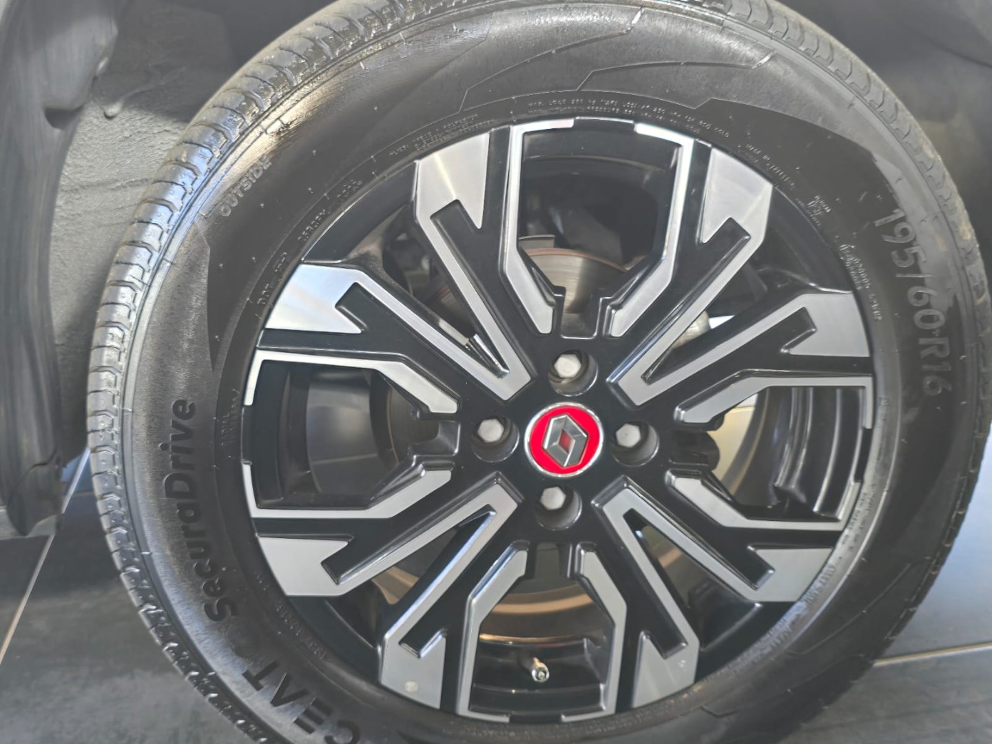 b7fff2d9-d7f8-4dd2-a940-1bc5e8e45f85